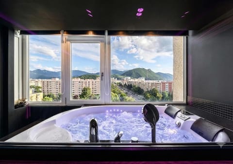 Hot Tub, Hot Tub, City view, Mountain view, Mountain view