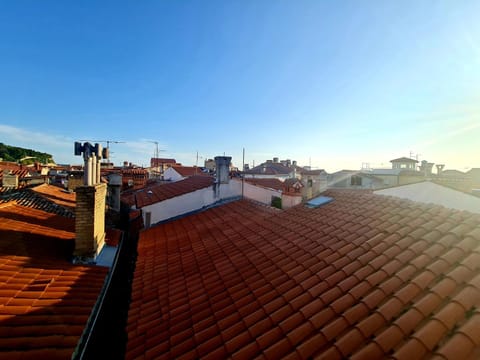 Neighbourhood, Balcony/Terrace, City view