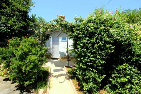 TAMARA, LITTLE ROOM WITH BED, BATHROOM, AIR CONDITIONG, WIFI, PARKING Bed and Breakfast in Novigrad