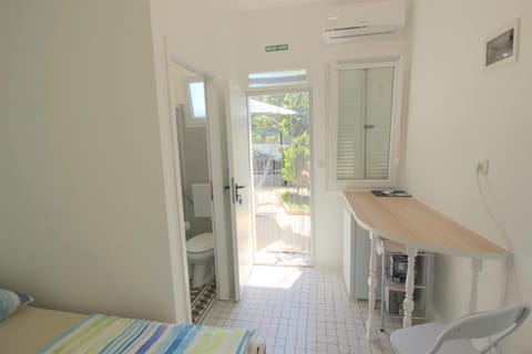 TAMARA, LITTLE ROOM WITH BED, BATHROOM, AIR CONDITIONG, WIFI, PARKING Bed and Breakfast in Novigrad