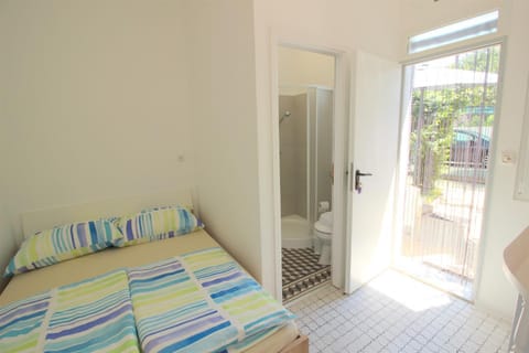 TAMARA, LITTLE ROOM WITH BED, BATHROOM, AIR CONDITIONG, WIFI, PARKING Bed and Breakfast in Novigrad