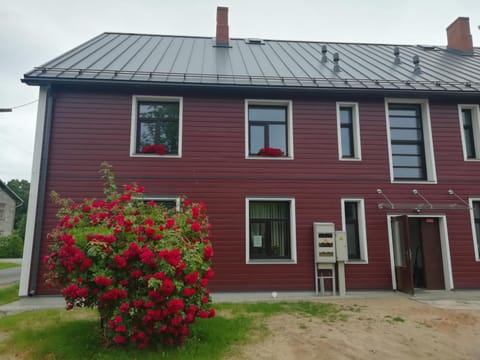 Property building, Facade/entrance, Garden view, Parking