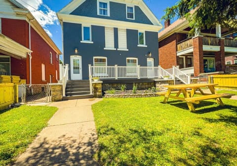 3BR Gem Near Falls-Sleeps 6 Comfortably House in Niagara Falls