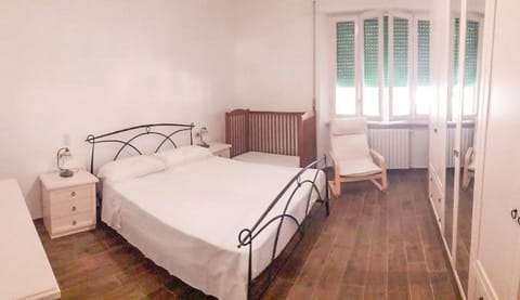 Photo of the whole room, Bedroom, Family