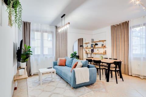 TV and multimedia, Living room, Seating area, Dining area