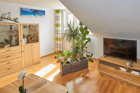 TV and multimedia, Living room, Evening entertainment