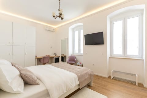 Bed, TV and multimedia, Photo of the whole room, Bedroom