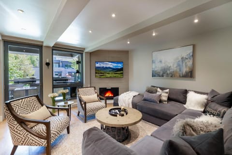TV and multimedia, Living room, Seating area, fireplace