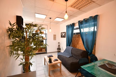 L'ATELIER H24, Studio Cosy,Port,Plage,Wifi,Netflix Apartment in La Seyne-sur-Mer