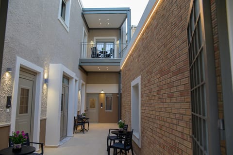 Patio, Facade/entrance