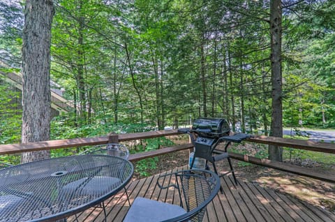 Unwind Fireside and Walk to Slopes! Poconos Getaway House in Kidder Township