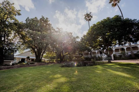 Property building, Facade/entrance, Garden, Garden view