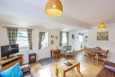 TV and multimedia, Living room, Seating area, Dining area