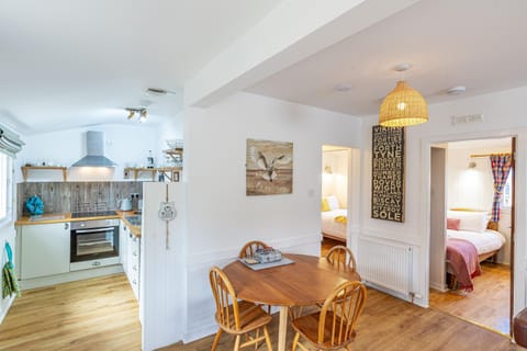 Kitchen or kitchenette, Seating area, Dining area, pet friendly, stove