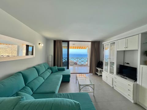 Communal lounge/ TV room, Living room, Sea view
