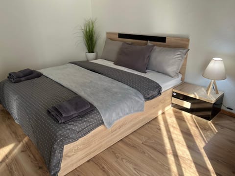 Bed, Bedroom, towels