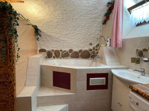 Bathroom, Spa and wellness centre/facilities