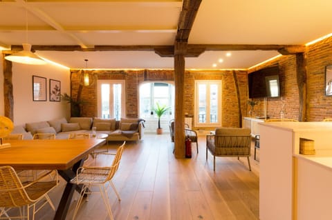 TV and multimedia, Kitchen or kitchenette, Living room, Seating area, Dining area