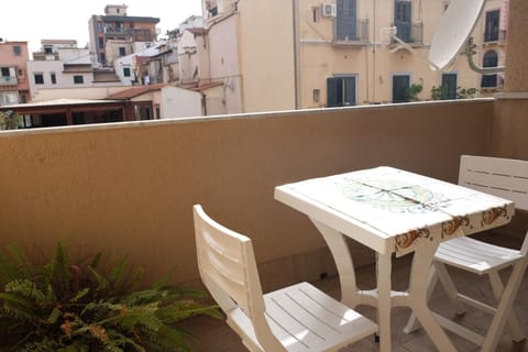 Property building, Balcony/Terrace, Balcony/Terrace