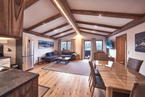 TV and multimedia, Kitchen or kitchenette, Living room, Seating area, Dining area