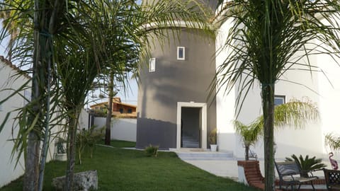 Property building, Facade/entrance, Garden