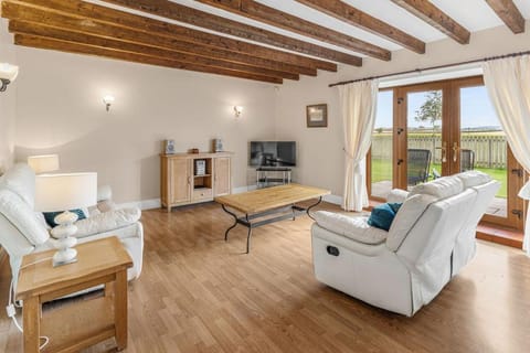 Harvest Cottage and Holly Barn House in England