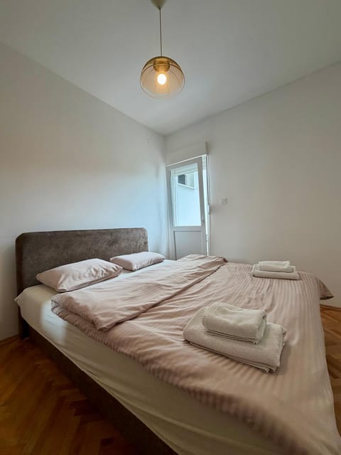 Bed, Photo of the whole room, Bedroom, towels