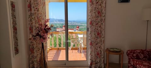 View (from property/room), Balcony/Terrace, Living room, Sea view