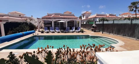 Property building, Day, Pool view, Swimming pool, internet, sunbed