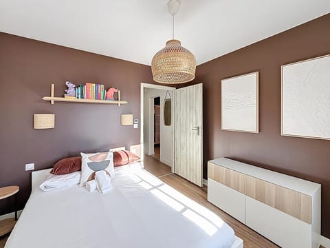 Bed, Photo of the whole room, Bedroom, storage