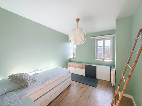 Bed, Photo of the whole room, Bedroom, heating, storage