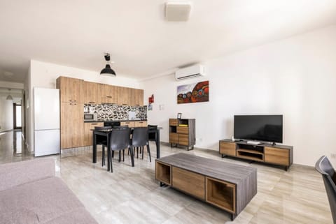Communal lounge/ TV room, TV and multimedia, Kitchen or kitchenette, Living room, Seating area, Dining area, Evening entertainment