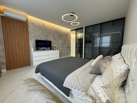 Bed, TV and multimedia, Photo of the whole room, Seating area, Bedroom, wardrobe