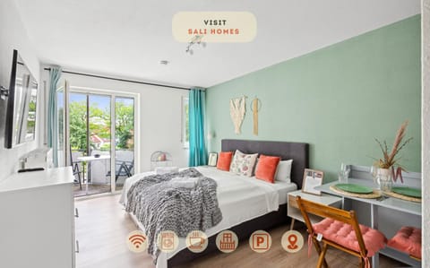 Bed, TV and multimedia, Bedroom