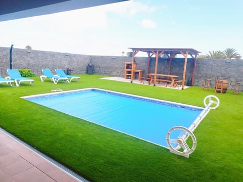 Shower, Day, BBQ facilities, Pool view, Swimming pool, sunbed