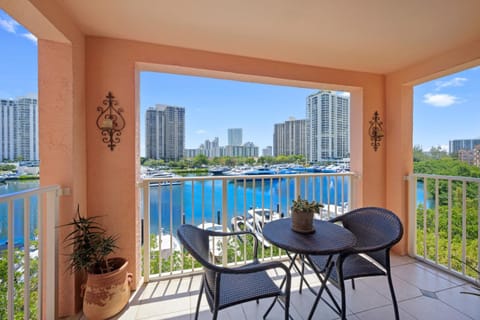 Yacht Club at aventura Amazing Marina view parking included Apartment in Aventura