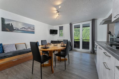 TV and multimedia, Kitchen or kitchenette, Living room, Seating area, Dining area, stove