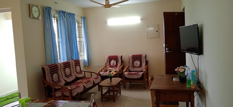 TV and multimedia, Living room, Photo of the whole room, Seating area, fireplace, locker