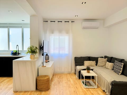 TV and multimedia, Kitchen or kitchenette, Living room, air conditioner