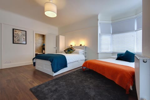 Bed, Bathroom, Photo of the whole room, Bedroom, Family