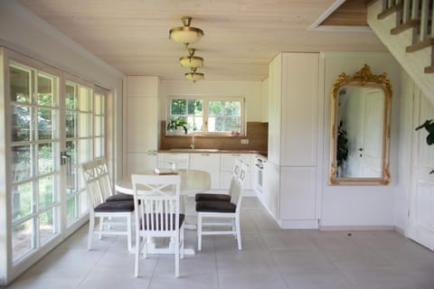 Kitchen or kitchenette, Living room, Seating area, Dining area