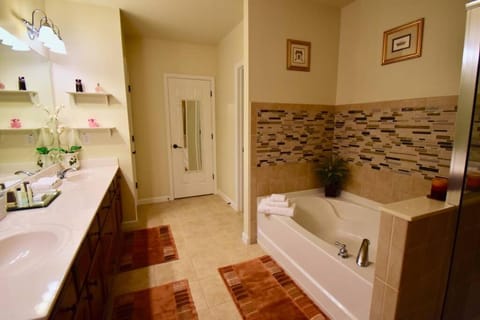 Luxury Townhouse with Oversized Master near Halcyon Apartment in Alpharetta