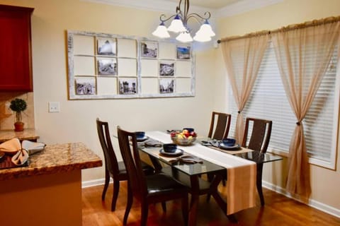 Luxury Townhouse with Oversized Master near Halcyon Apartment in Alpharetta