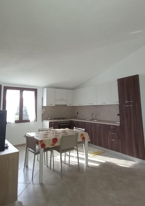 Kitchen or kitchenette, Dining area, Communal kitchen