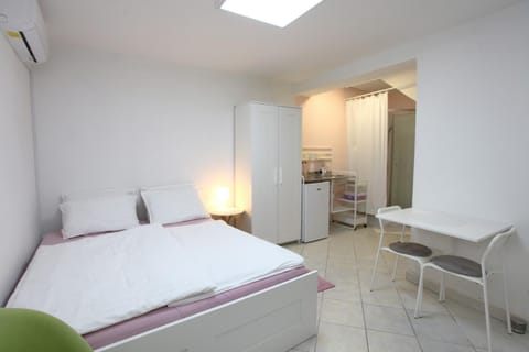 Bed, Seating area, Bedroom