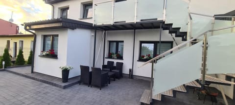 Property building, Patio, Facade/entrance, Balcony/Terrace