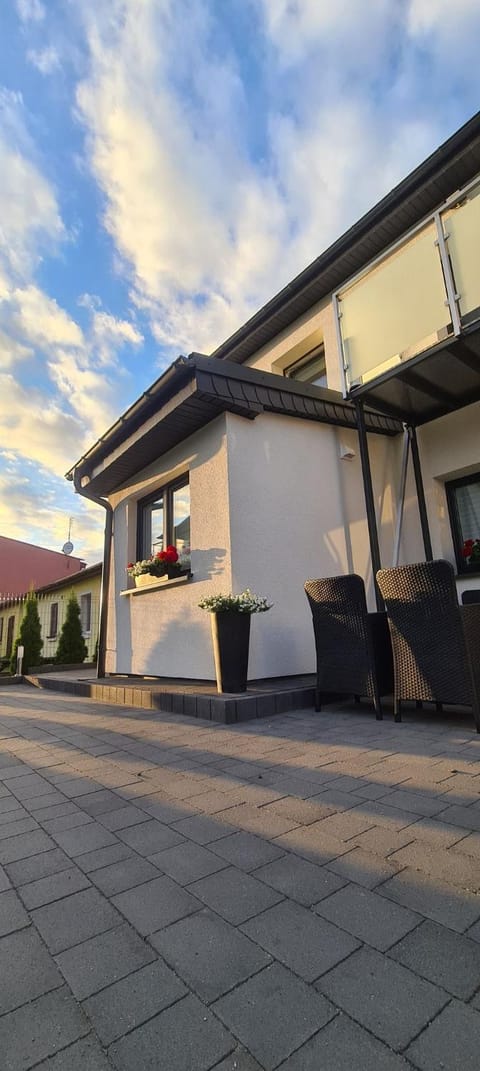 Property building, Patio, Facade/entrance