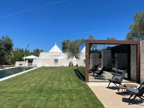 Property building, Garden, Garden view, sunbed