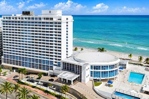 Property building, Nearby landmark, Day, Natural landscape, Bird's eye view, Beach, City view, Pool view, Sea view, Swimming pool, Location, sunbed