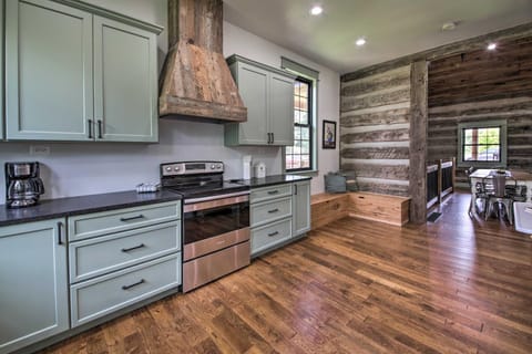 Bross Brothers Cabin with Wraparound Porch! Cabin in St. Peters